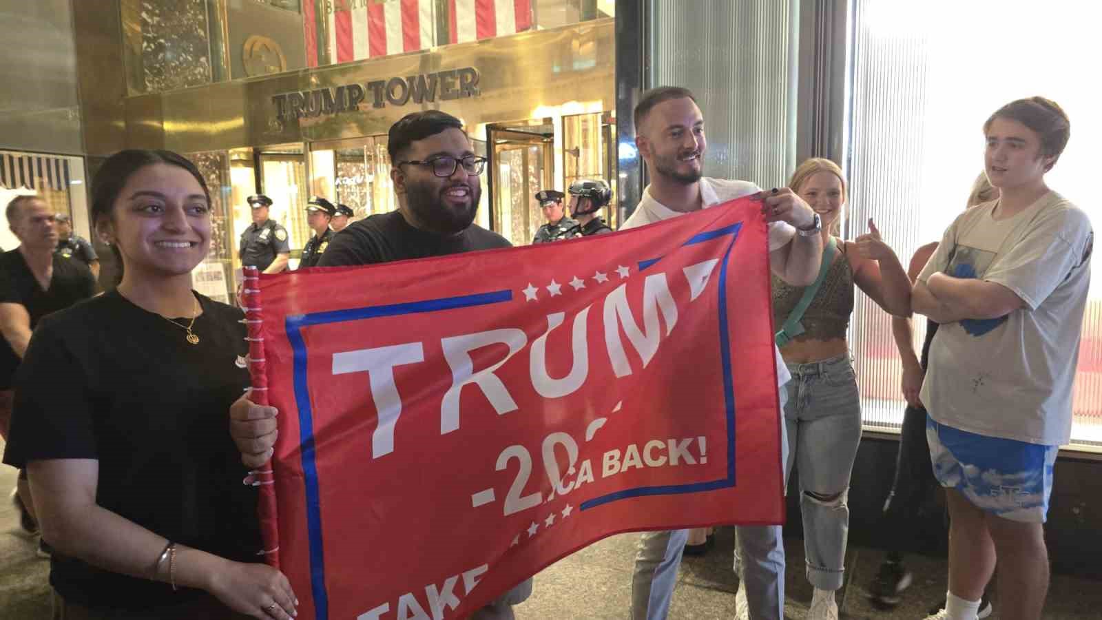 Silahlı saldırıya uğrayan eski Başkan Trump’ın destekçileri New York’ta toplanıyor