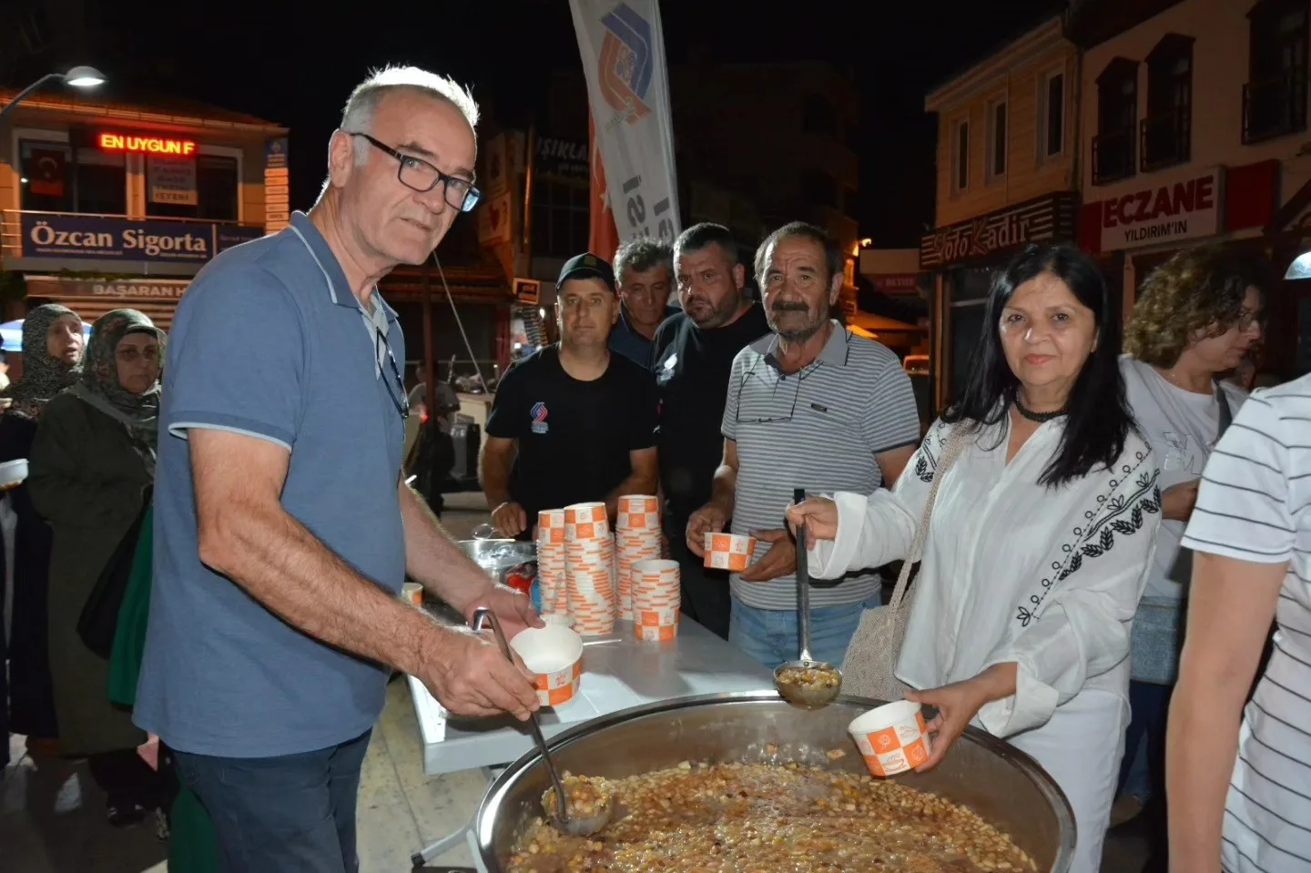 Sındırgı’da yüzlerce kişiye aşure dağıtıldı