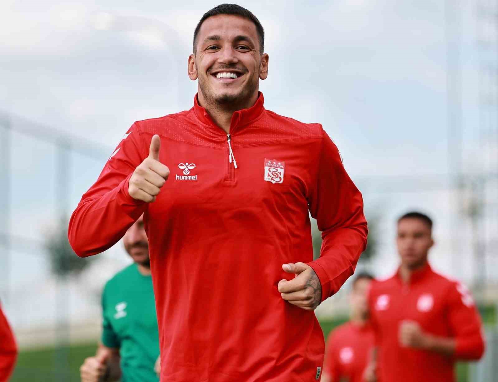 Sivasspor’da Rey Manaj kamptan ayrıldı