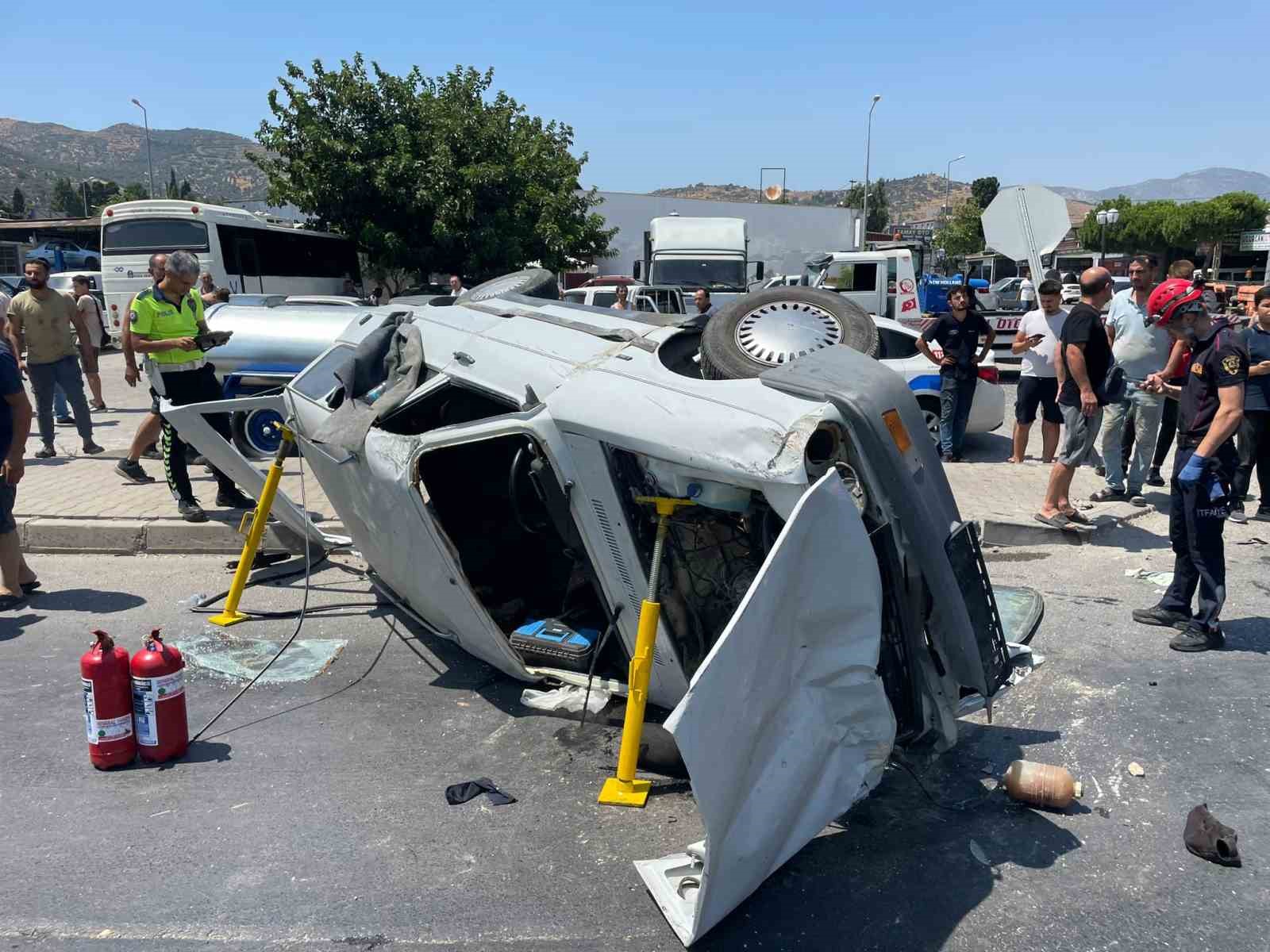 Söke’deki kazada otomobil yan yattı, polis tırın peşinde