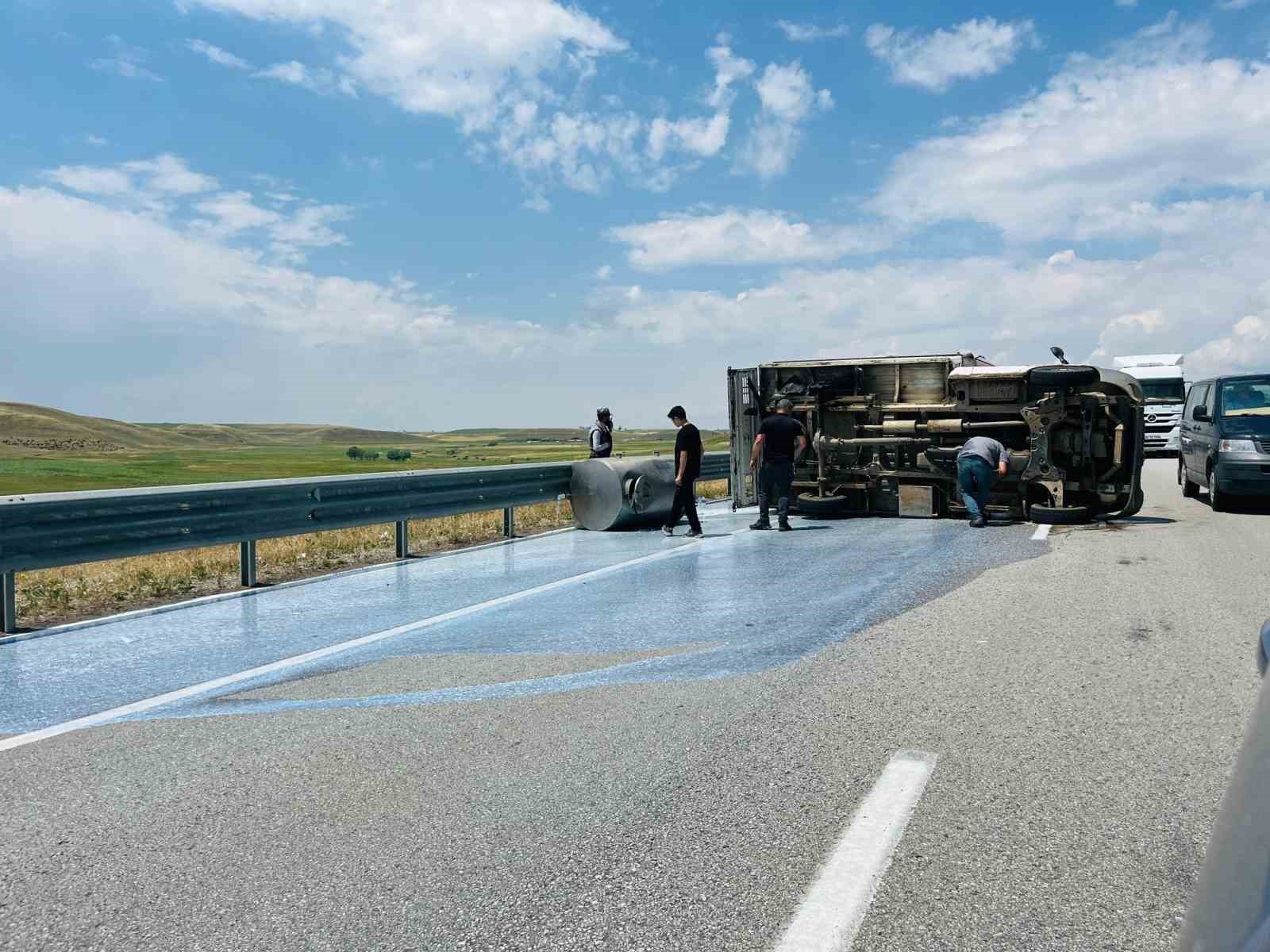 Süt toplama aracı kaza yaptı, yüzlerce litre süt yola döküldü