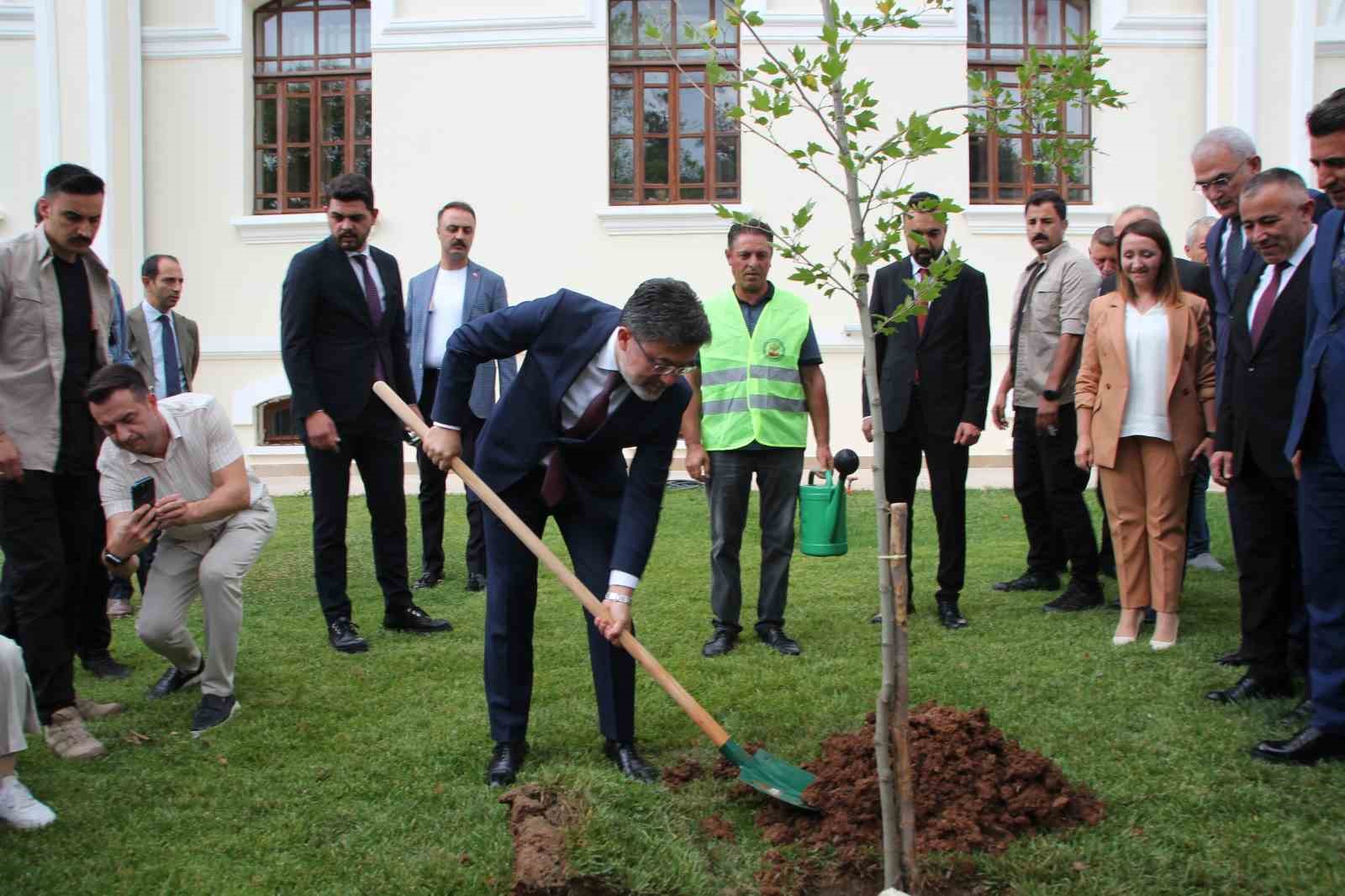 Tarım ve Orman Bakanı İbrahim Yumaklı, Bilecik’te çınar fidanı dikti