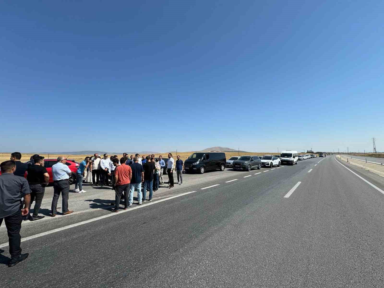 Tayini çıkan kaymakamı konvoy ve alkışlarla uğurladılar