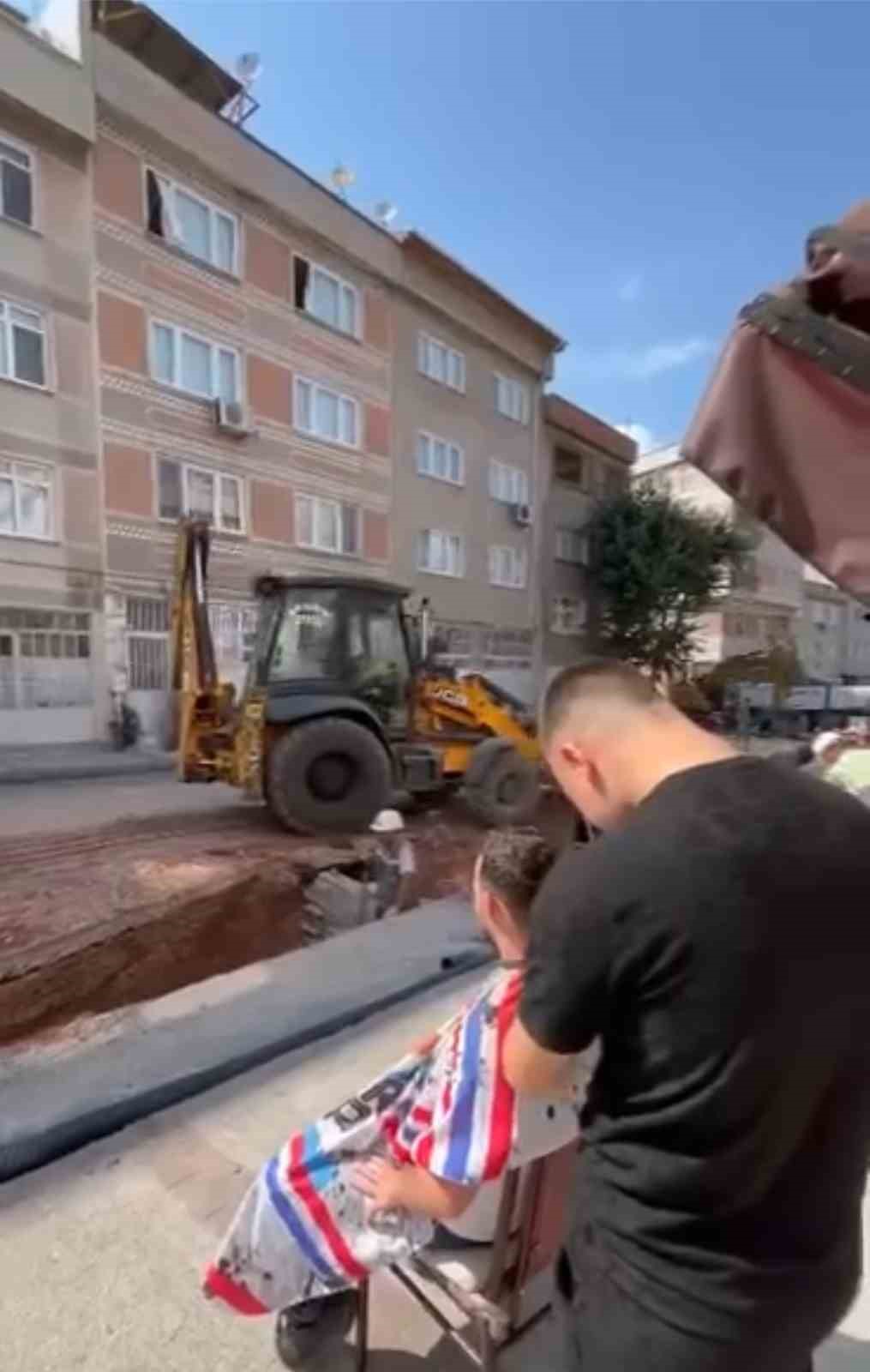 Tıraş olurken yol yapım çalışmasını izledi, gören bir daha baktı