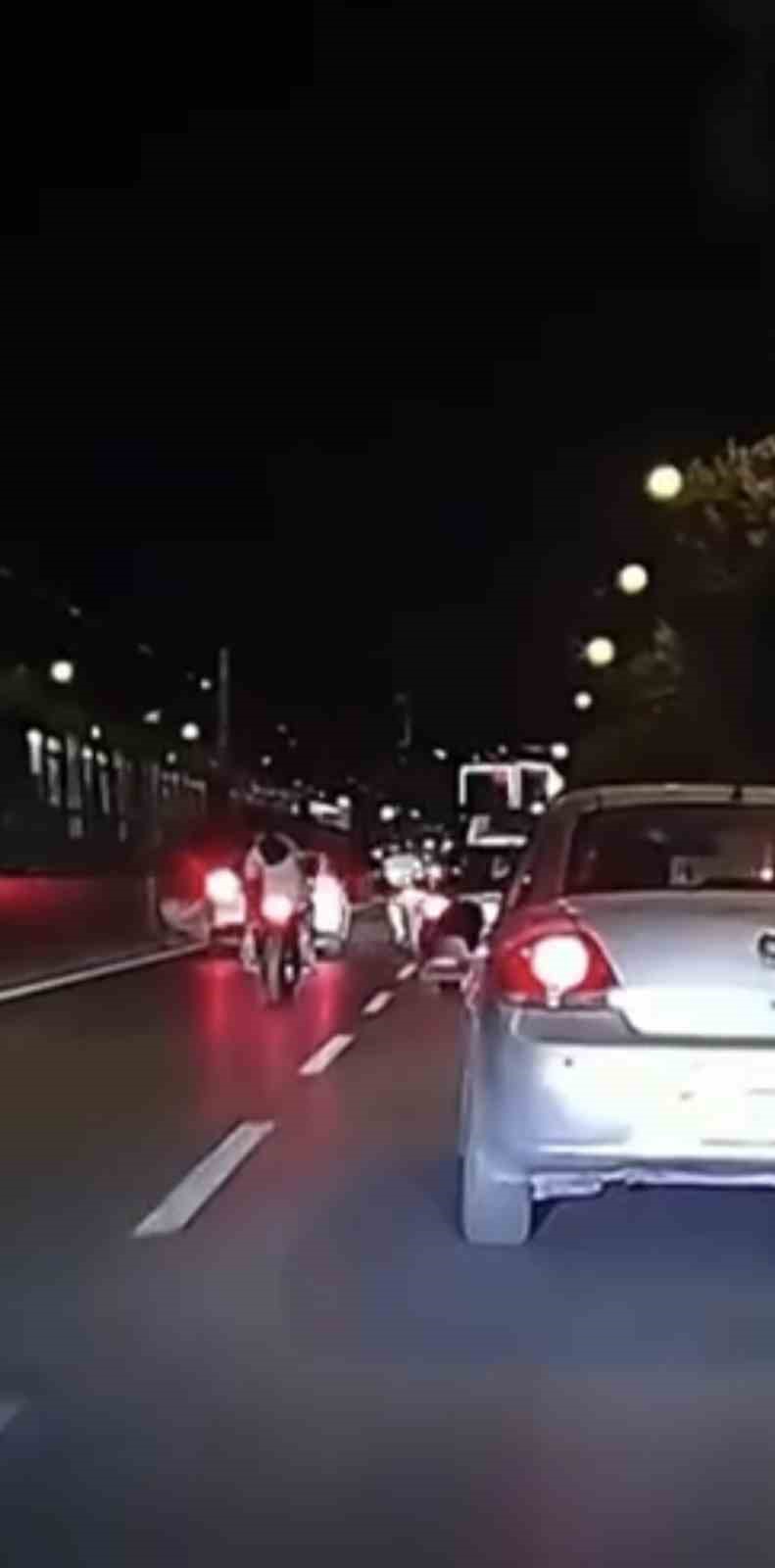 Trafiği tehlikeye soktuğu yetmedi, kontrollü şerit değiştiren aracın aynasını kırdı