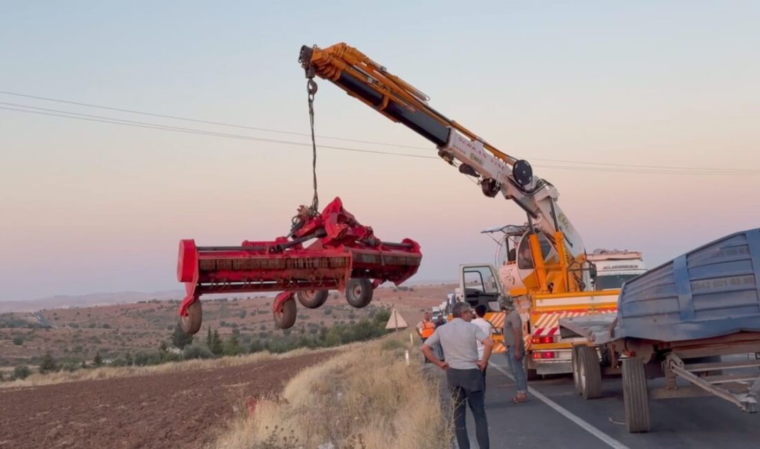 TRAKTÖR YÜKLÜ TIR DEVRİLDİ: