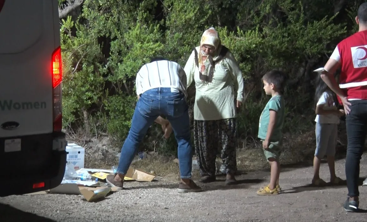 Yangında evlerinden tahliye olan vatandaşlar geceyi araçlarında geçirdi