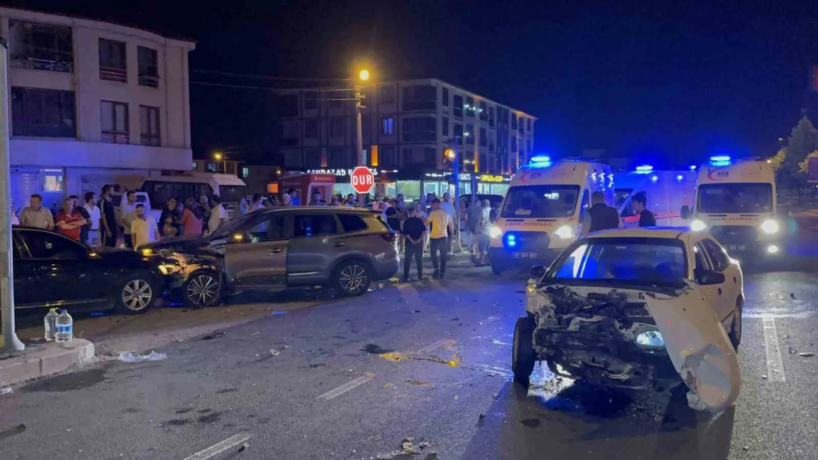 Yasak yerden U dönüşü zincirleme kazaya sebep oldu: 1’i çocuk 7 yaralı