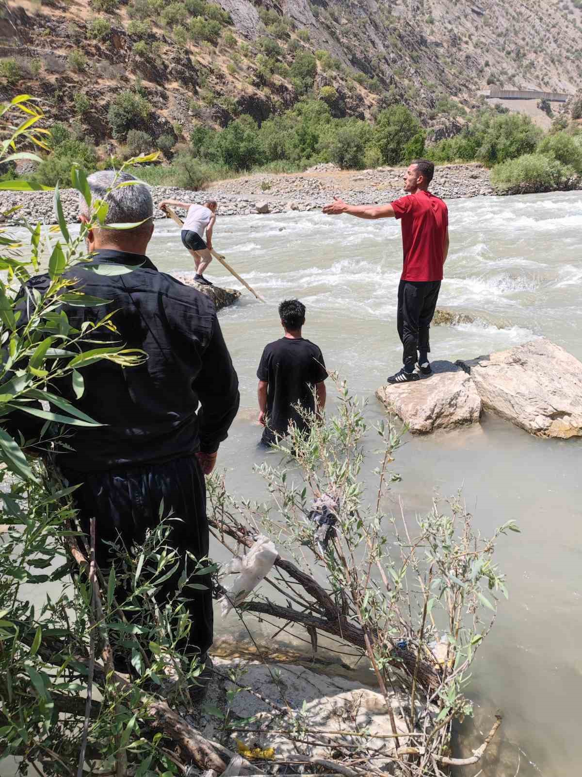 Zap Suyu’nda balık avlayan genç akıntıya kapıldı