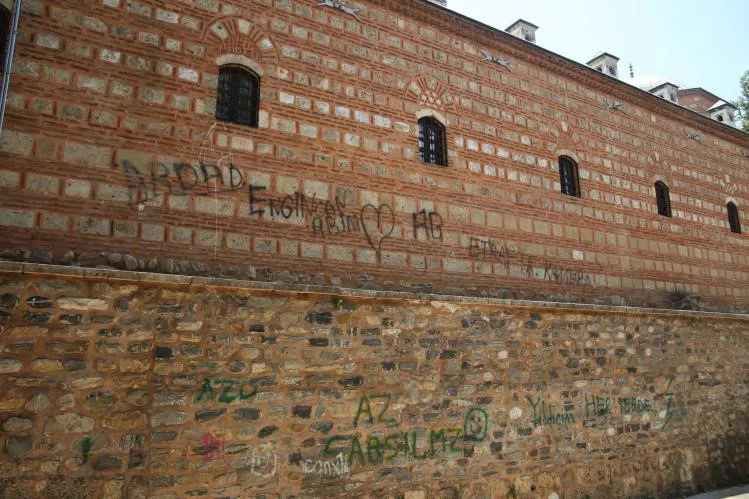 630 yıllık külliyeyi resim defterine çevirdiler