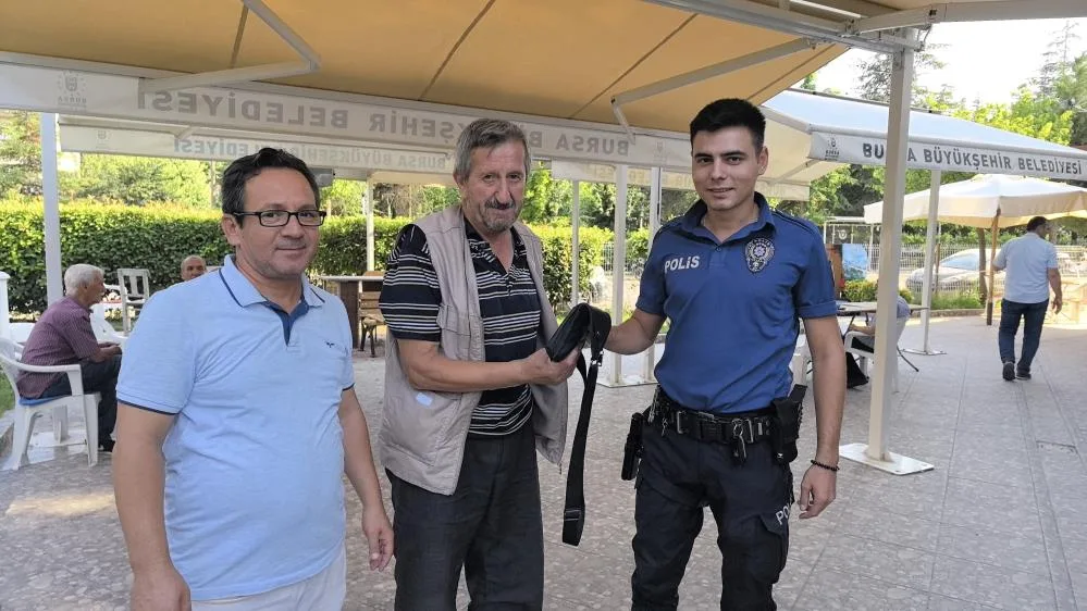 İnegölde Camide bulduğu dövizleri polise teslim etti