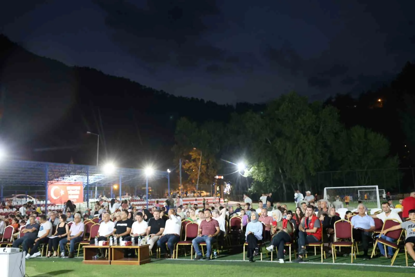 Adana’da açık hava sinemasında “Aybüke, Öğretmen Oldum Ben” filmi gösterildi