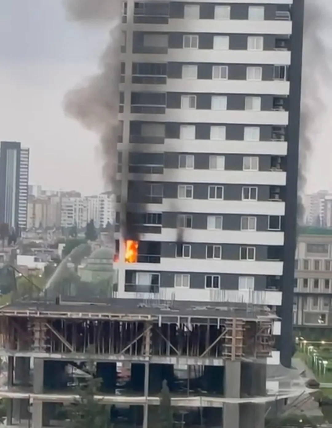 Adana’da lüks apartmanda çıkan yangın korkuttu