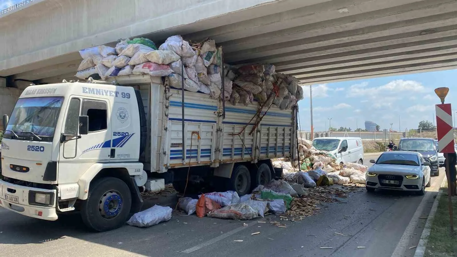 Adana’da tahta yüklü kamyon köprü altında sıkıştı