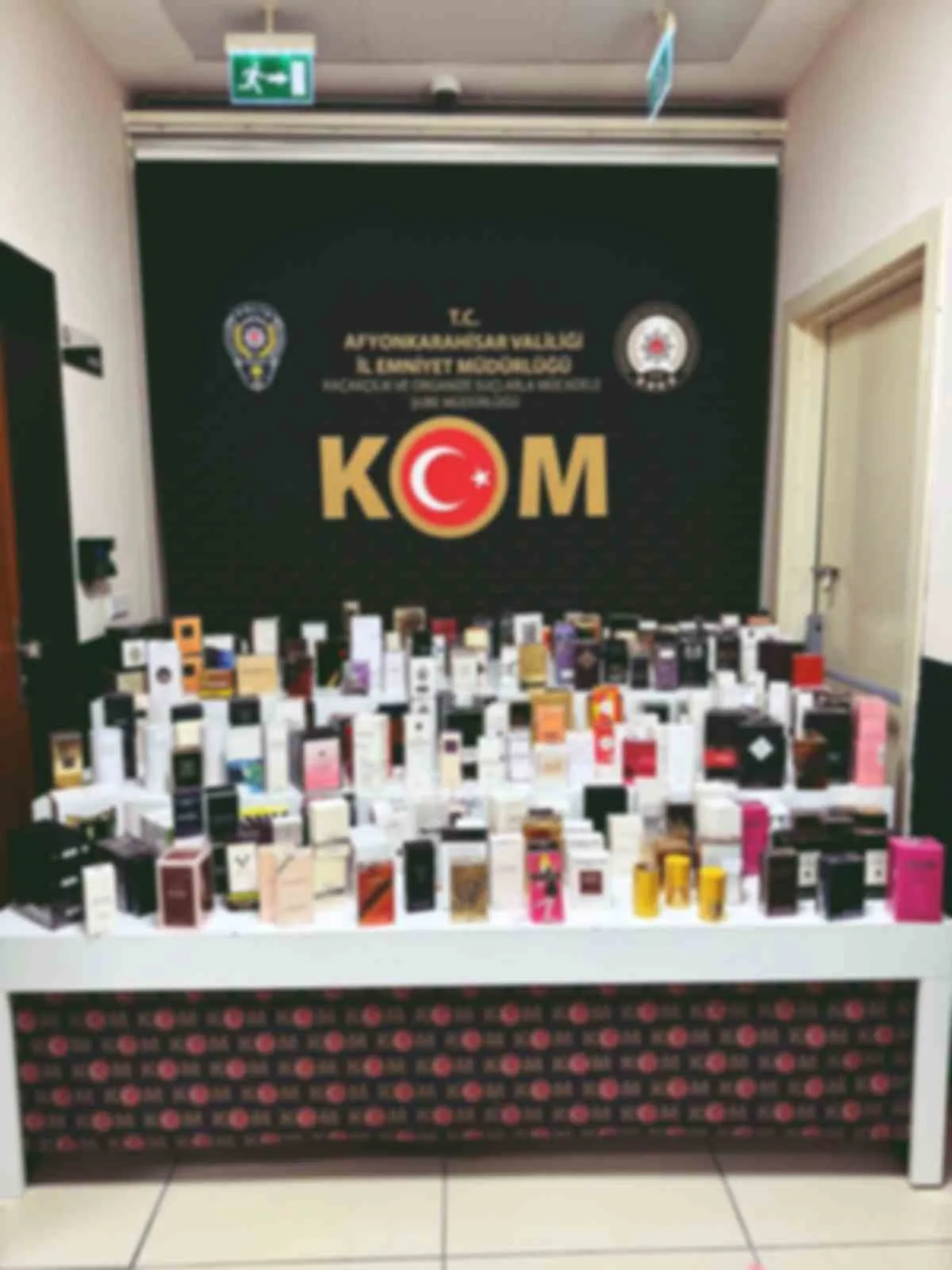 Afyonkarahisar’da binlerce adet gümrük kaçağı parfüm ele geçirildi