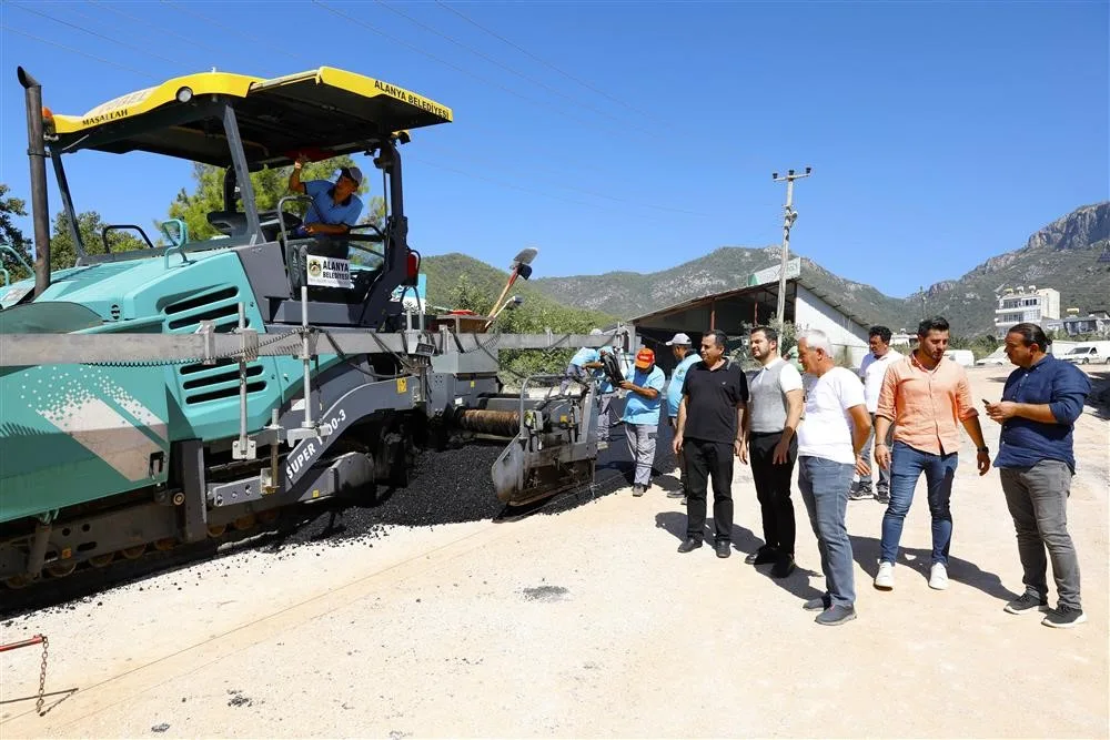 Alanya Belediyesi’nden Oba Mahallesi’ne sıcak asfalt