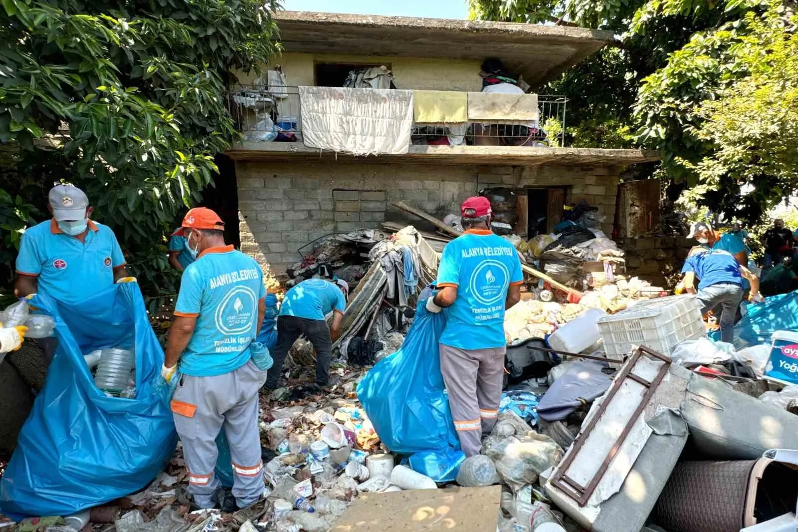 Alanya’da evden 4 kamyon dolusu çöp çıktı