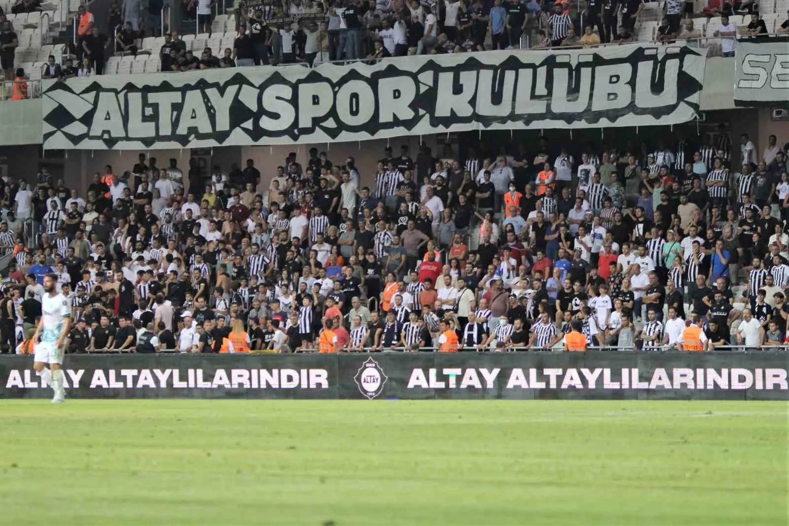 Altay’da kombineler satışa çıkarıldı