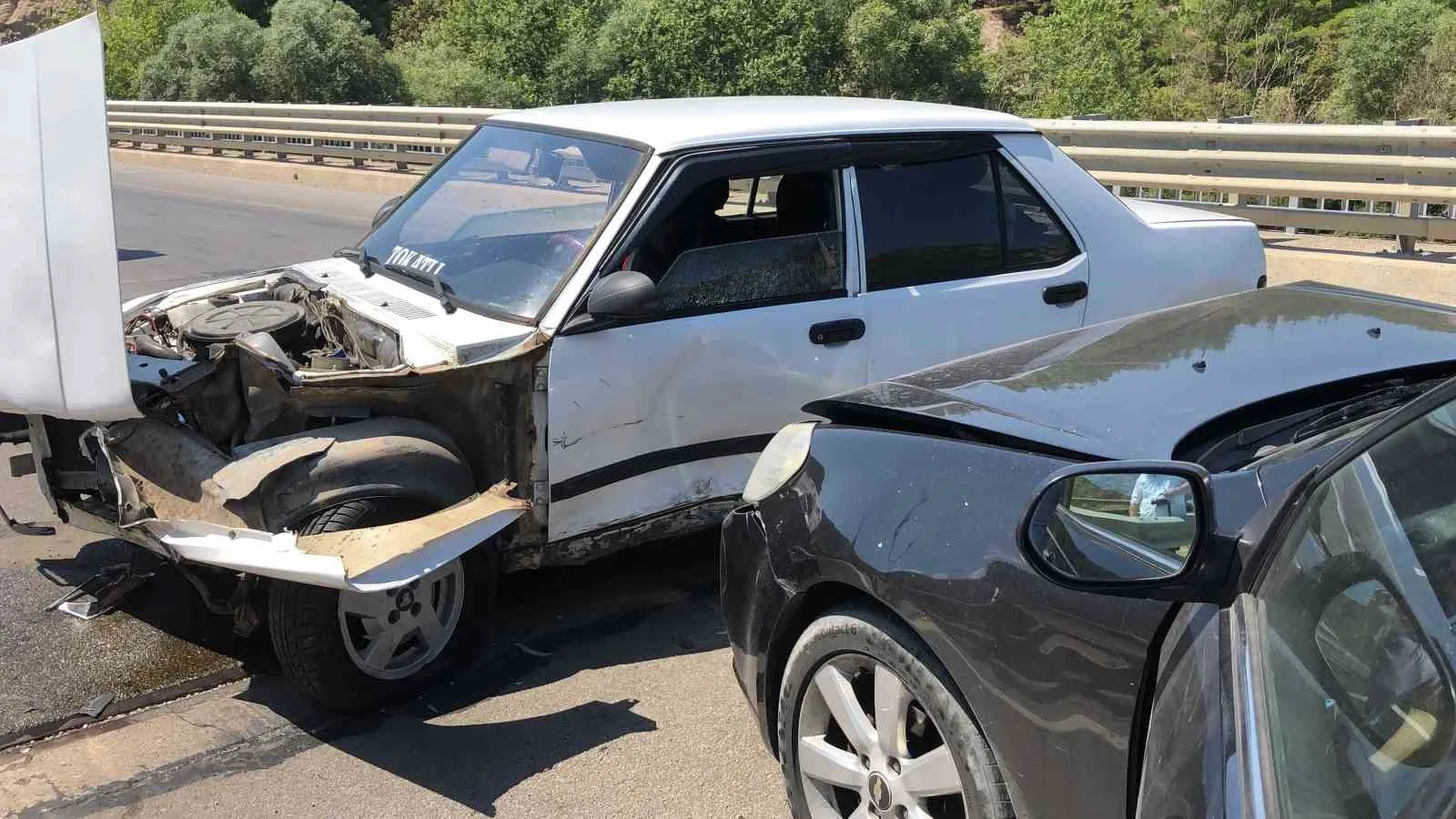 Amasya’da 2 otomobil çarpıştı: 1’i çocuk 3 yaralı