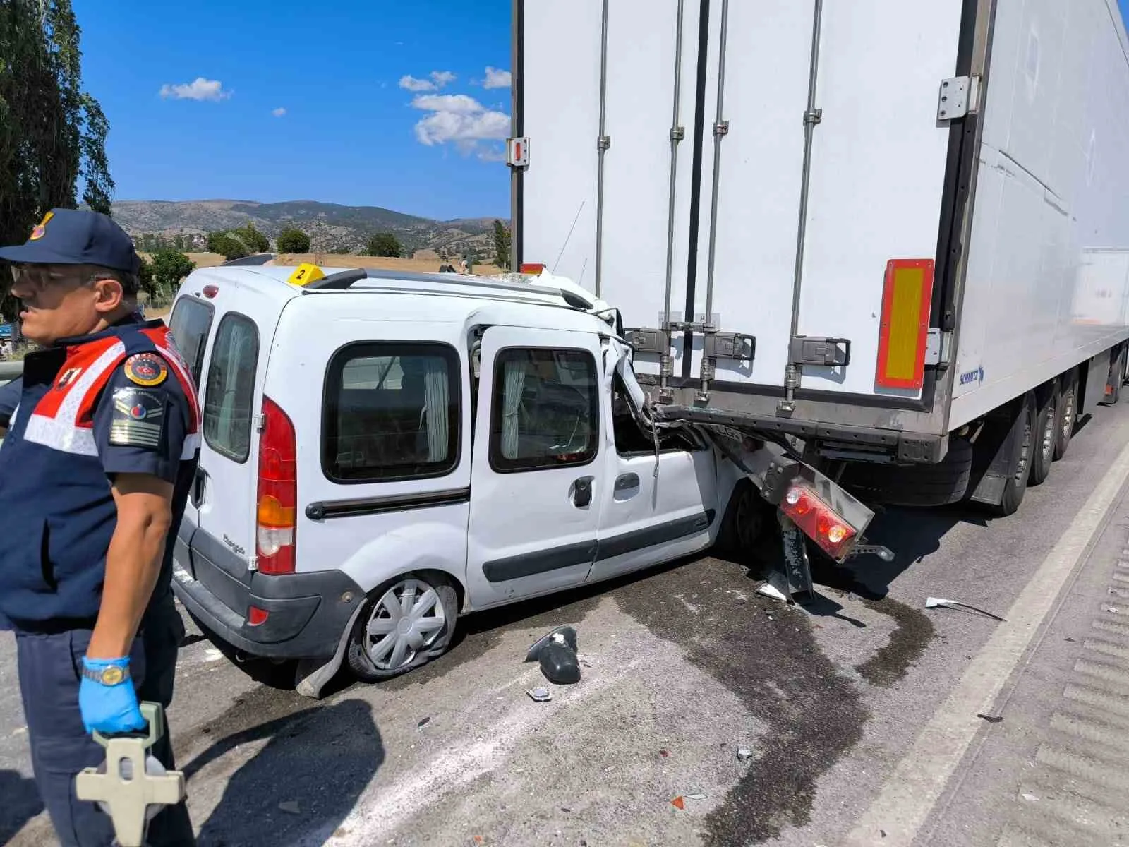 Amasya’da hafif ticari araç tıra çarptı: 1 ölü