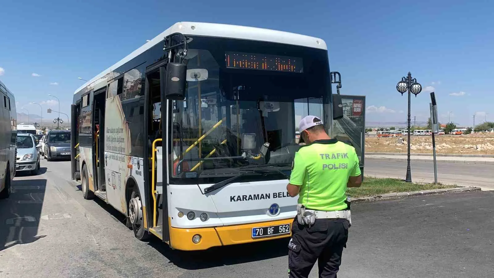 Aniden yola çıkan çocuğa belediye otobüsü çarptı