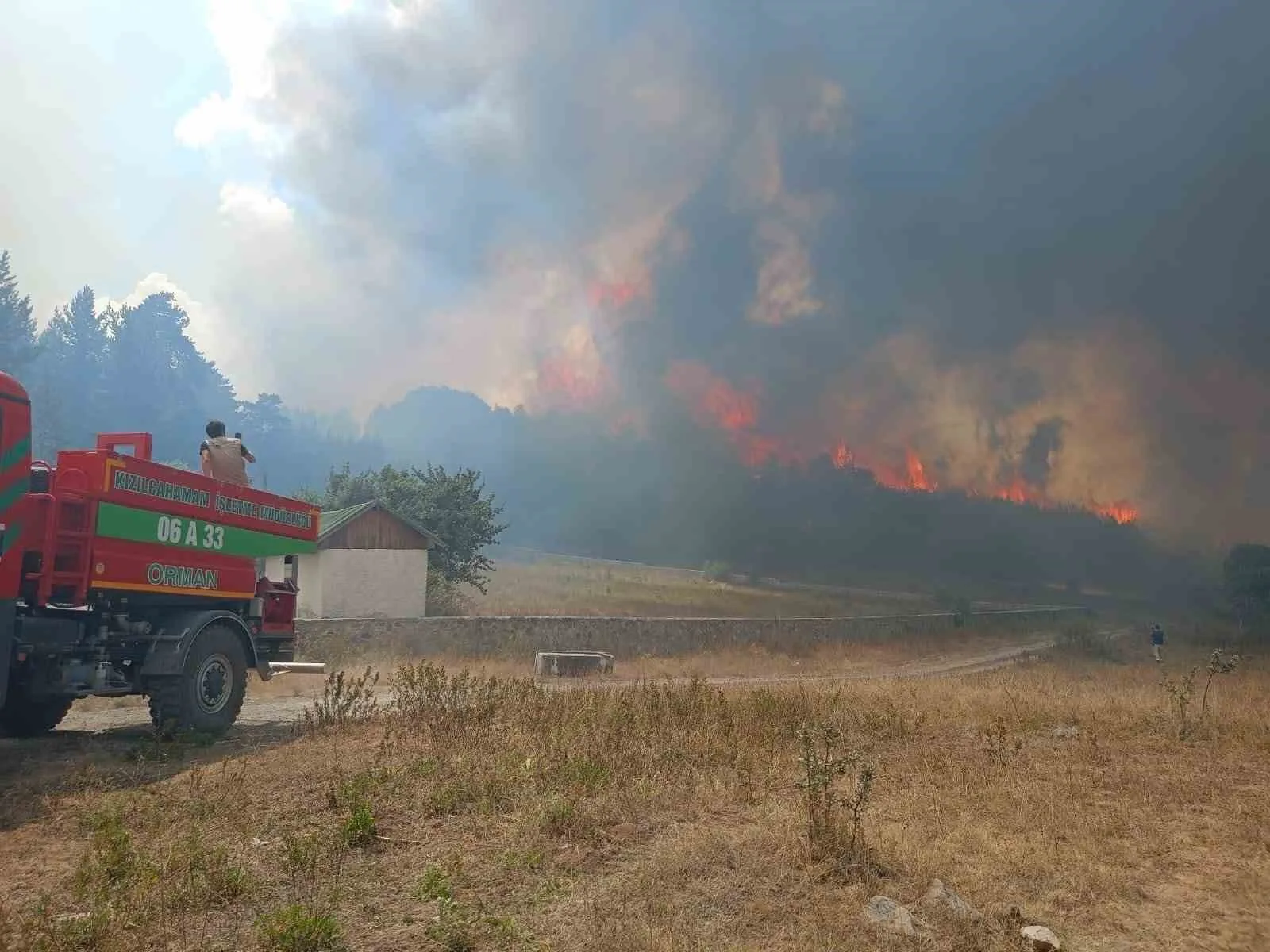 ANKARA’NIN KIZILCAHAMAM İLÇESİNDE BULUNAN ORMANLIK ALANDA YANGIN ÇIKTI.