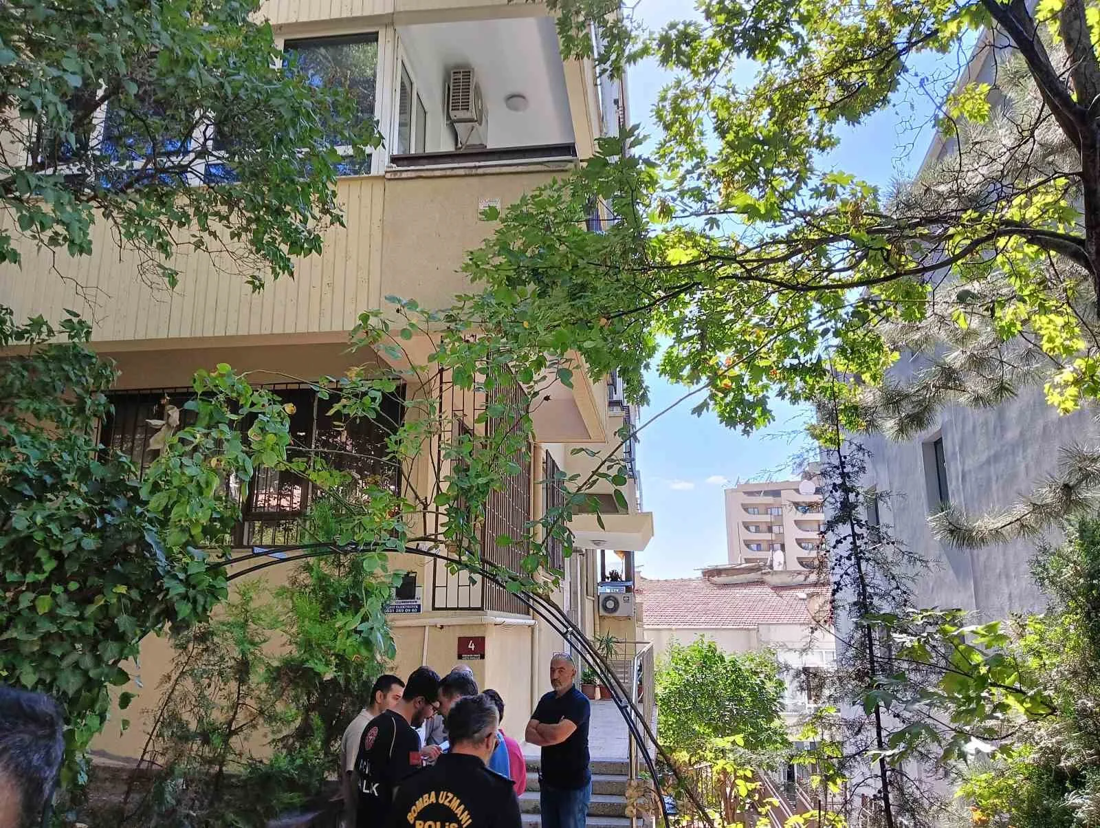 ANKARA’DA BİR APARTMAN DAİRESİNDE MEYDANA GELEN DOĞALGAZ PATLAMASI SEBEBİYLE BİR