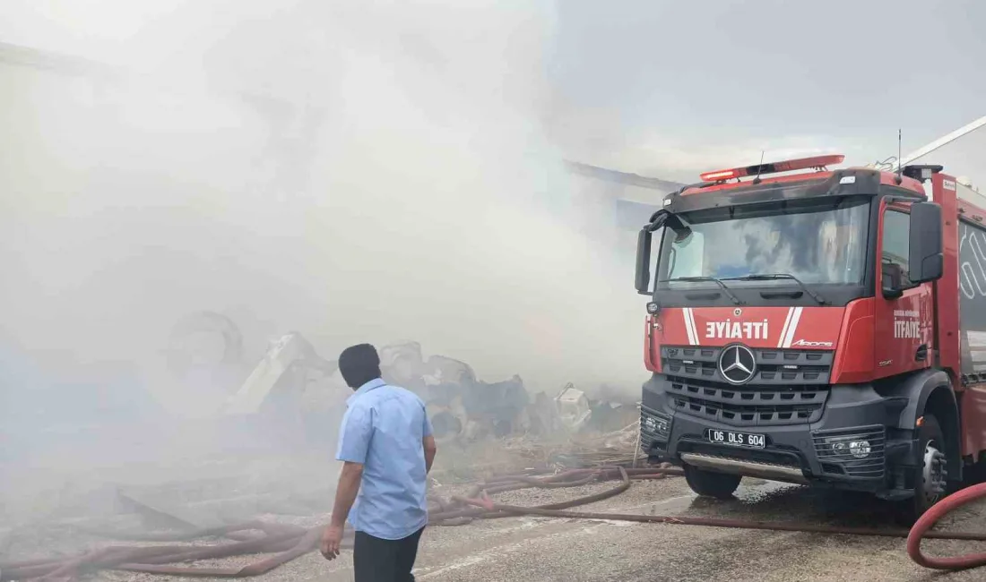 ANKARA'DA BİR KERESTE İMALATANESİNDE MEYDANA GELEN YANGINA İTFAİYE EKİPLERİNCE MÜDAHALE