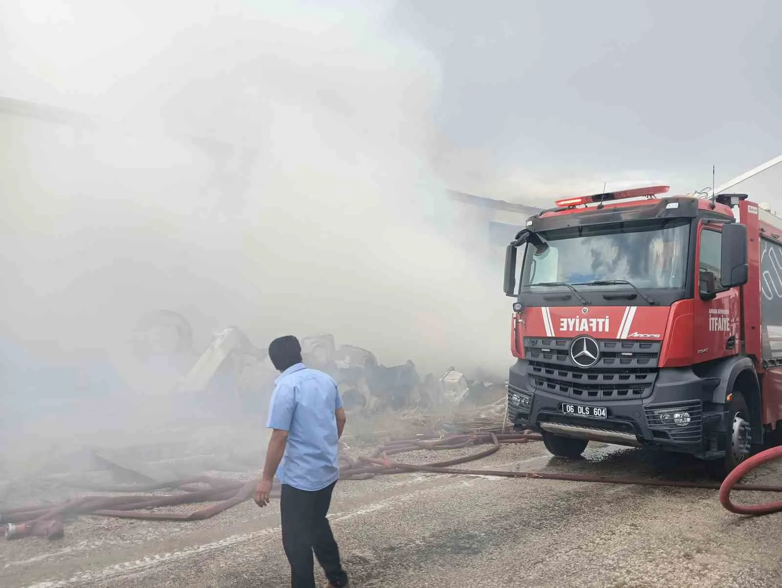 ANKARA'DA BİR KERESTE İMALATANESİNDE MEYDANA GELEN YANGINA İTFAİYE EKİPLERİNCE MÜDAHALE