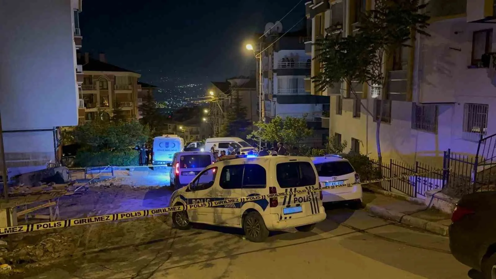 ANKARA'NIN KEÇİÖREN İLÇESİNDE GECE SAATLERİNDE KOMŞULAR ARASINDA TARTIŞMADA 3 KİŞİ