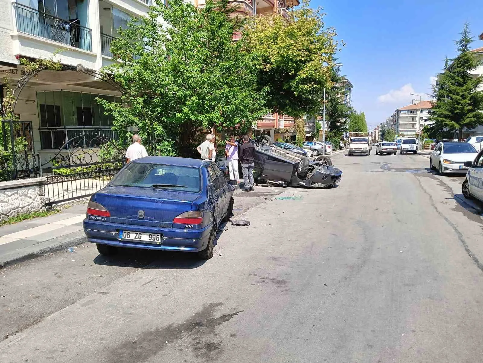 ANKARA’DA KONTROLDEN ÇIKAN OTOMOBİL ÖNCE YOLDAN GEÇEN YAYAYA ARDINDAN DA