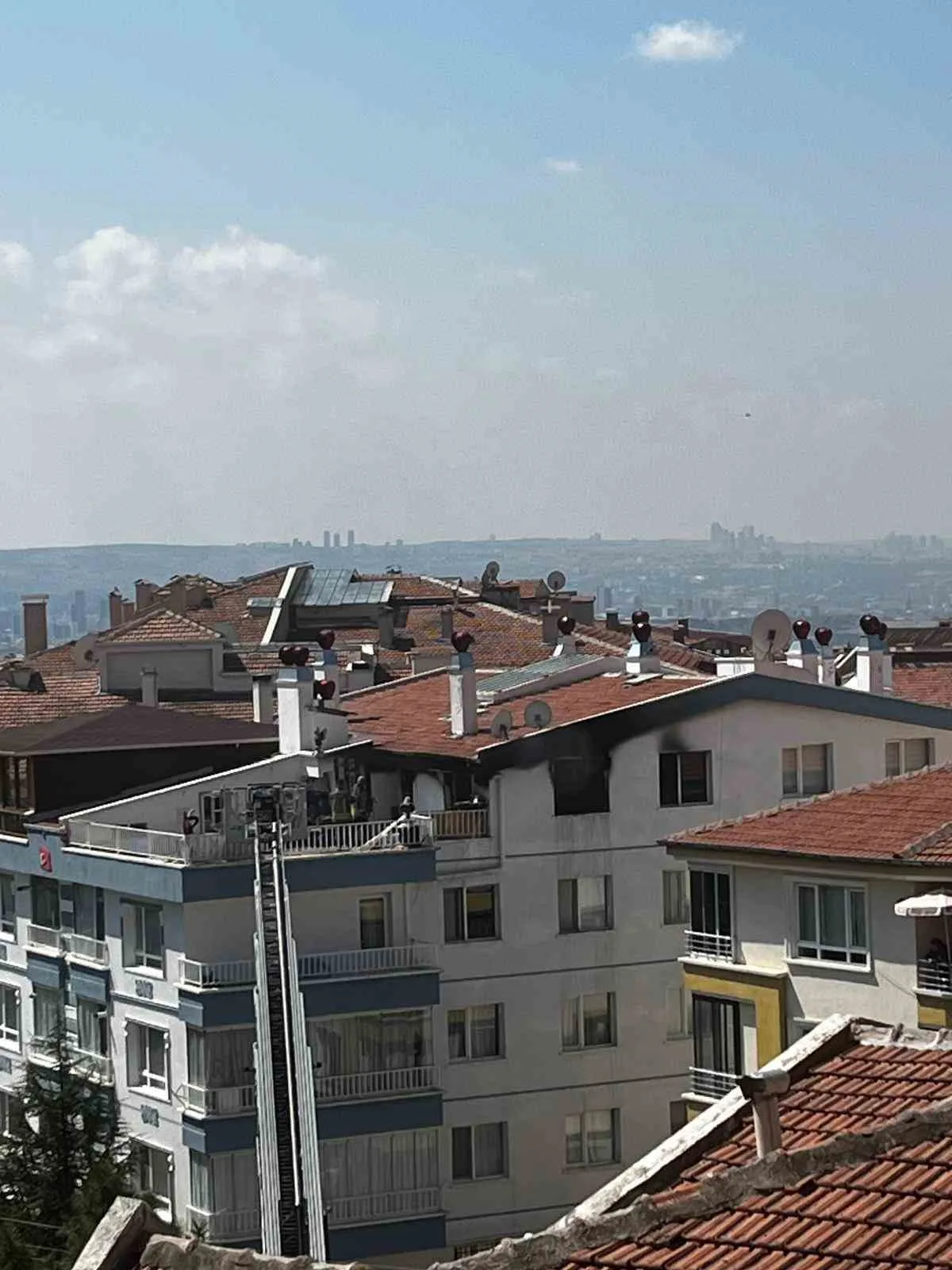 ANKARA'NIN KEÇİÖREN İLÇESİNDE BİR APARTMANIN TERAS KATINDA ÇIKAN YANGIN PANİK