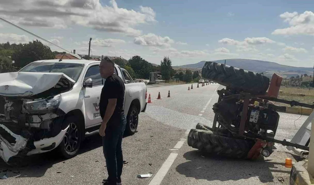 ANKARA’DA BİR OTOMOBİL İLE ÇIKTIĞI KAVŞAĞA GİRİŞ YAPAN TRAKTÖRÜN ÇARPIŞMASI