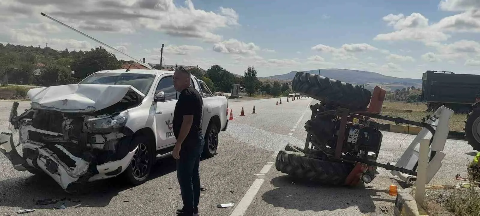 ANKARA’DA BİR OTOMOBİL İLE ÇIKTIĞI KAVŞAĞA GİRİŞ YAPAN TRAKTÖRÜN ÇARPIŞMASI