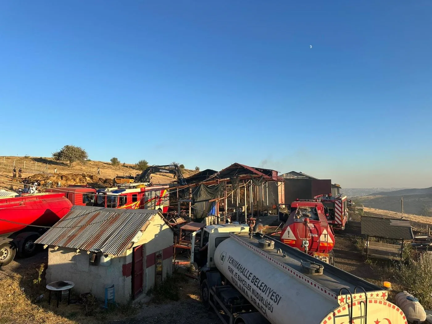 ANKARA’NIN YENİMAHALLE İLÇESİNDE BULUNAN BİR AHIRDA ÇIKAN YANGINDA 26 BÜYÜKBAŞ