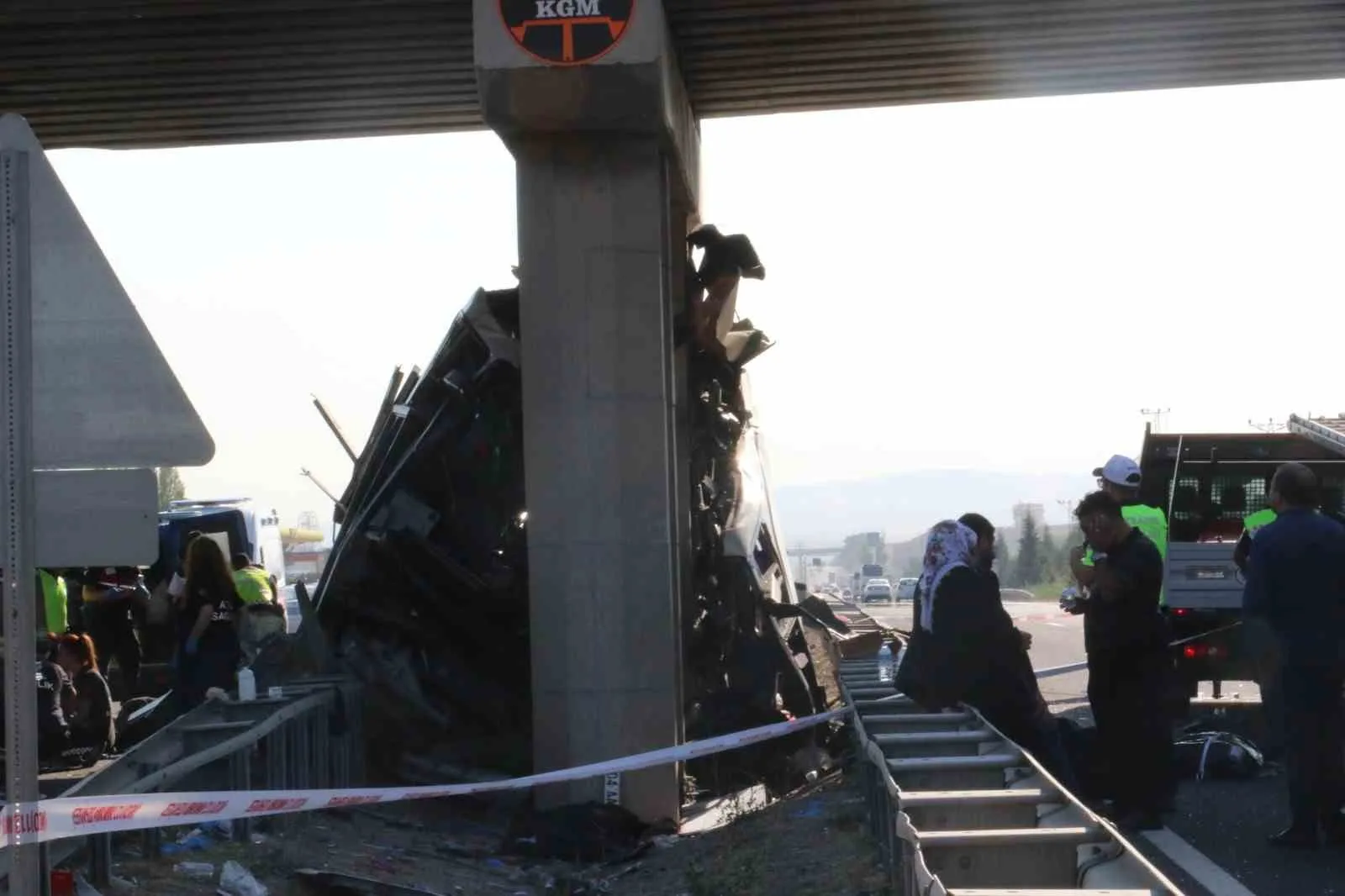 ANKARA'NIN POLATLI İLÇESİ YAKINLARINDA YOLCU OTOBÜSÜNÜN KÖPRÜ AYAĞINA ÇARPMASI SONUCUNDA