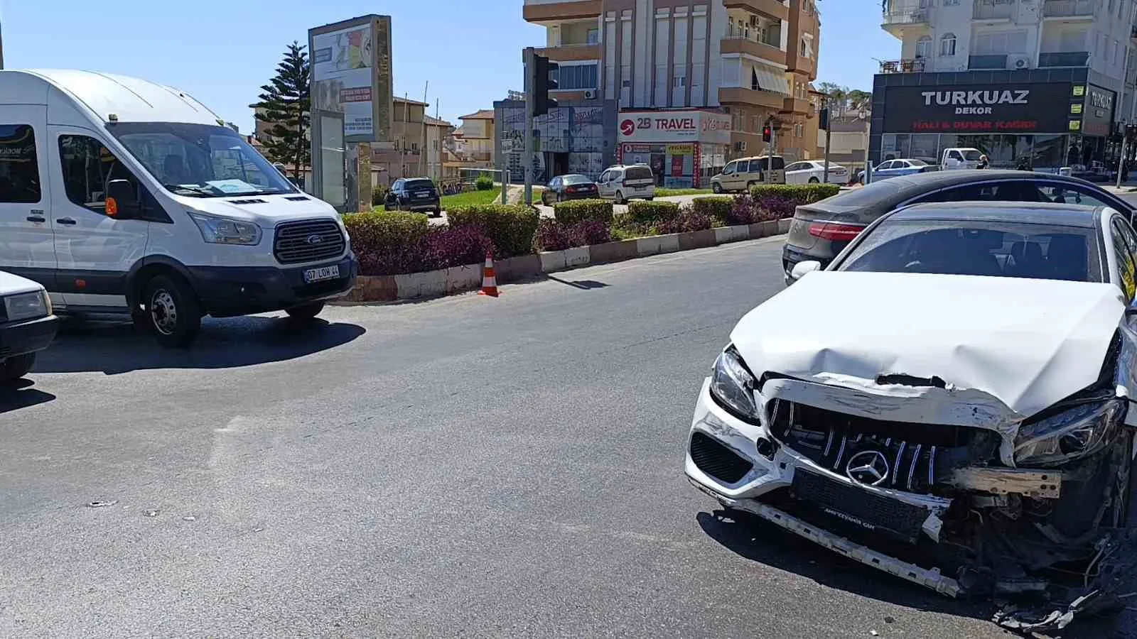 Antalya’da 3 araçlı zincirleme kaza: 2 yaralı