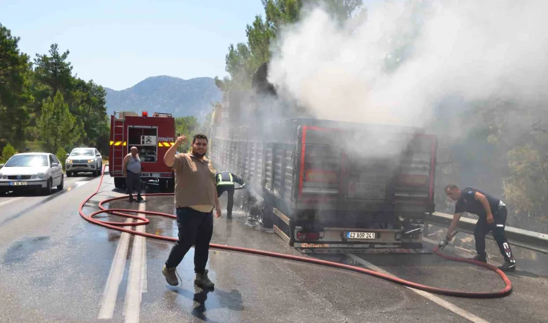 ANTALYA'DA BRİKET YÜKLÜ TIRIN