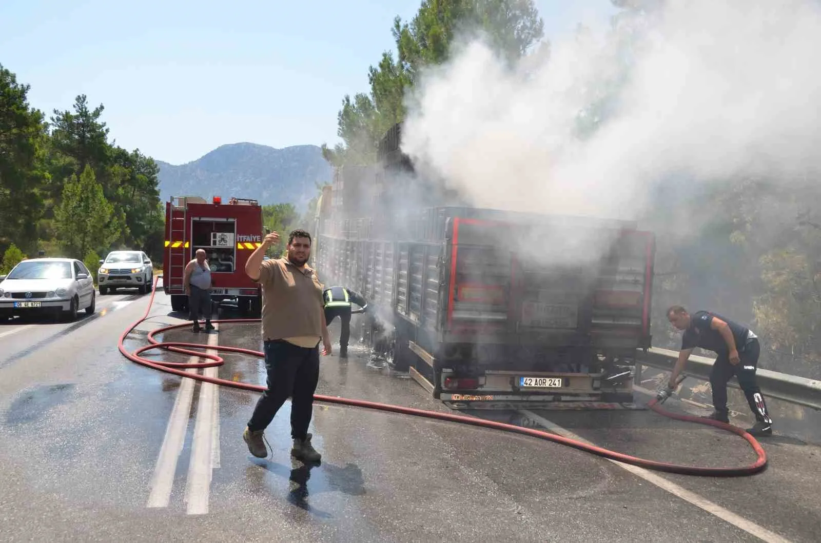 Antalya’da briket yüklü tırın dorsesi alev aldı