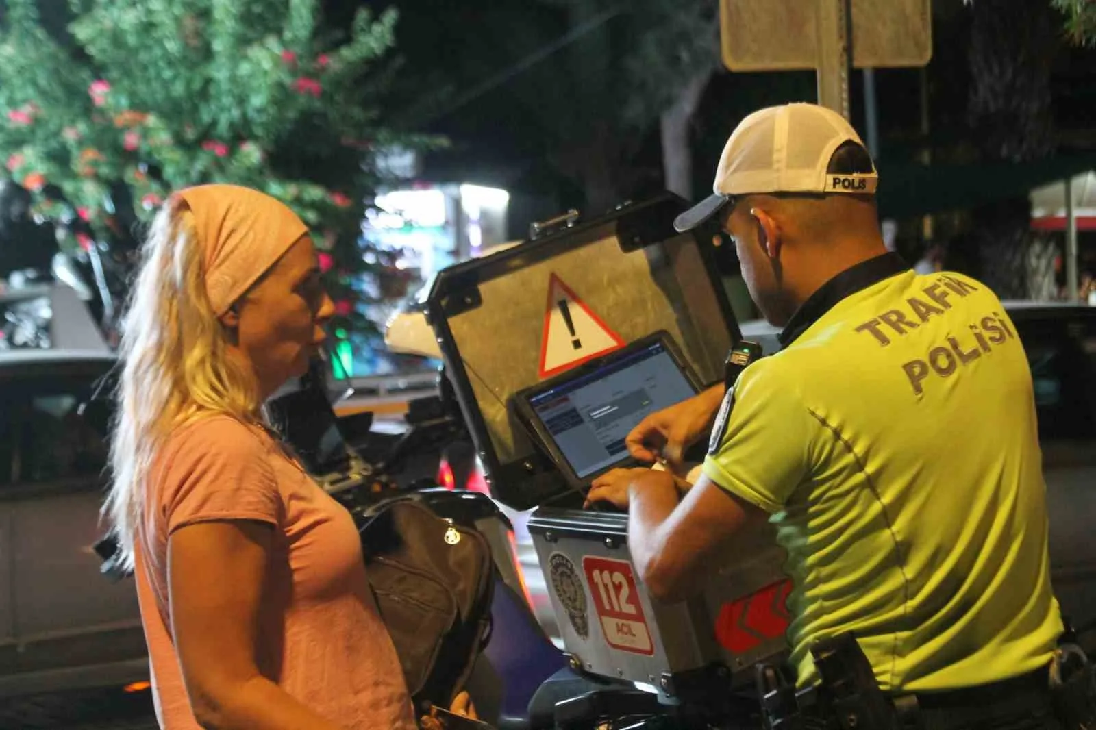 Antalya’da kasksız motosiklet sürücülerine yakın takip