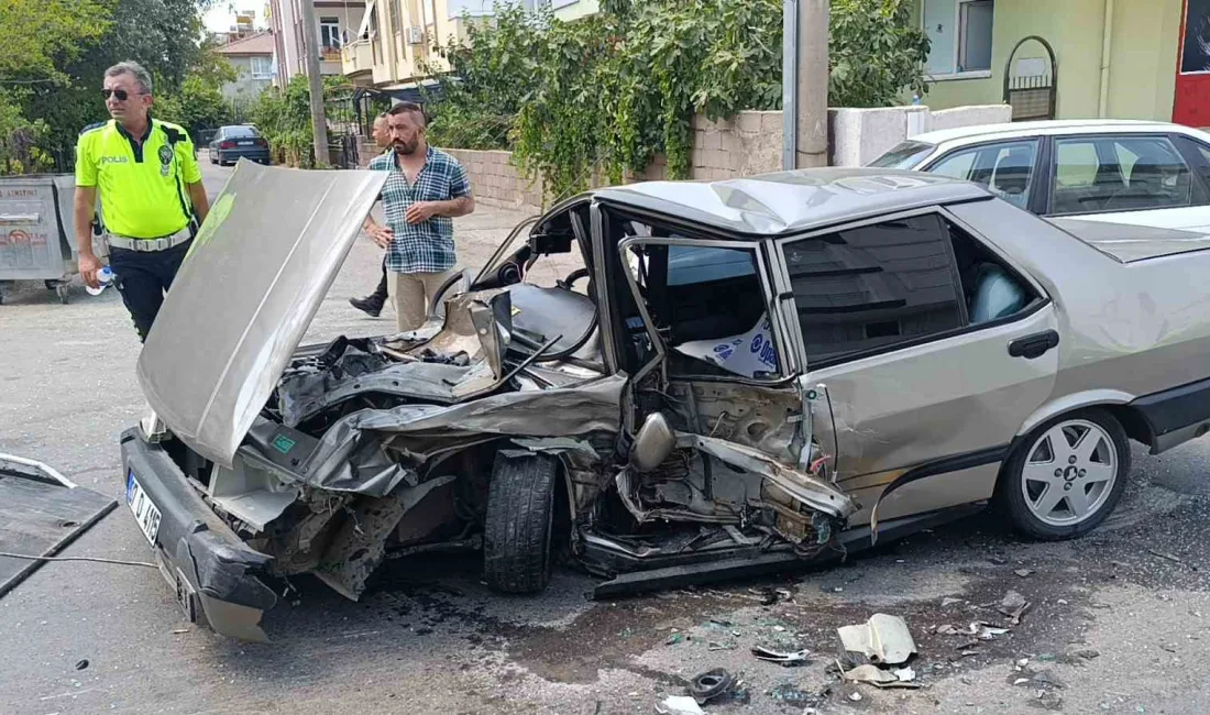 ANTALYA'DA 2 OTOMOBİLİN ÇARPIŞMASI