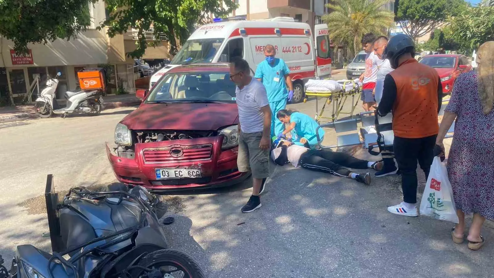 Antalya’da kurye motosikletten fırlayarak yaralandı: O anlar kamerada