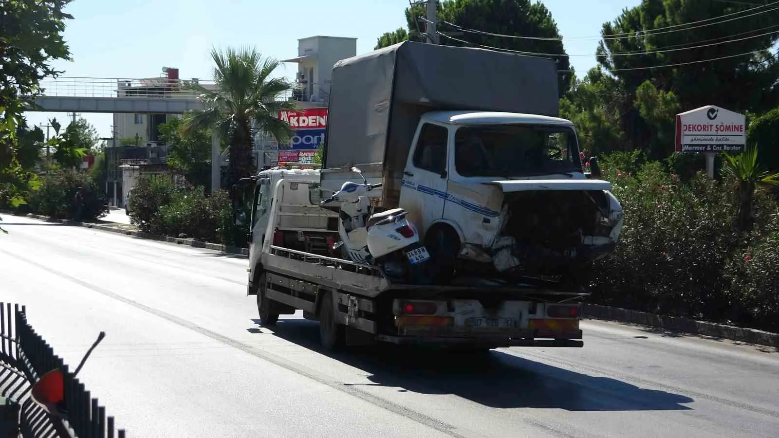 Antalya’da ortalık savaş alanına döndü: 7 araç birbirine girdi, 6 kişi yaralandı