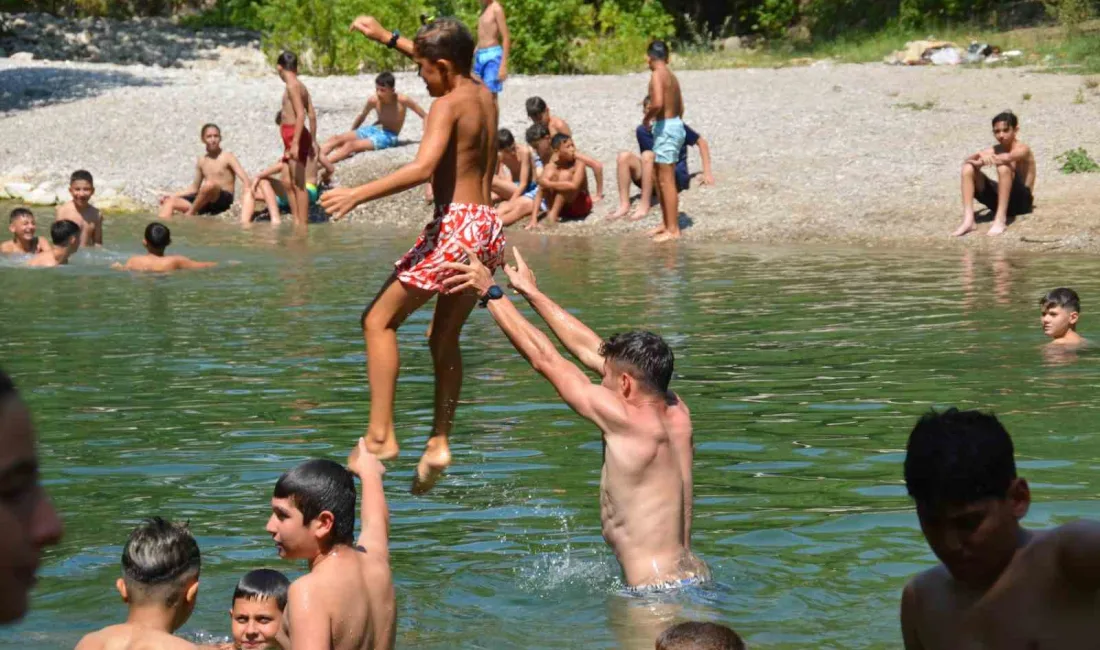 ANTALYA’DA SICAKTAN BUNALAN ÇOCUKLAR