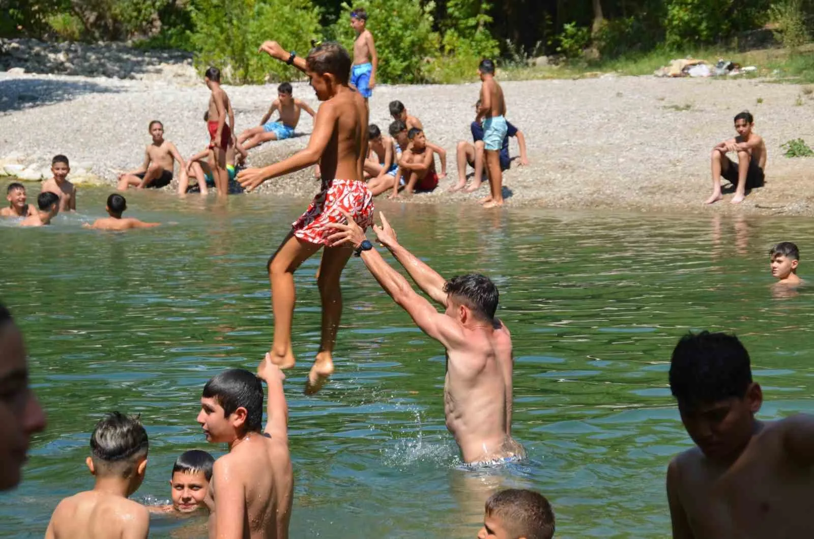 Antalya’da sıcaktan bunalan çocuklar Üzümdere Irmağında biriken gölette serinledi