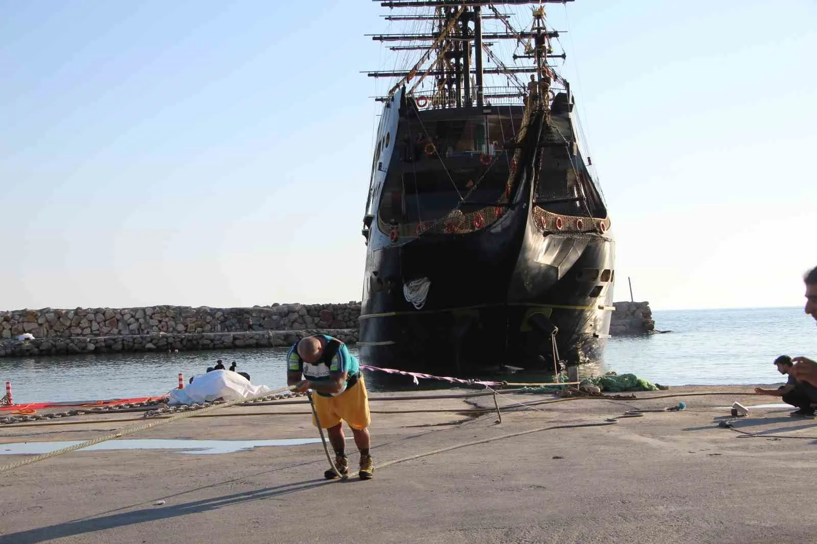 Antalya’da sporcu Müllner 1300 ton ağırlığındaki tekneyi çekerek dünya rekor kırdı