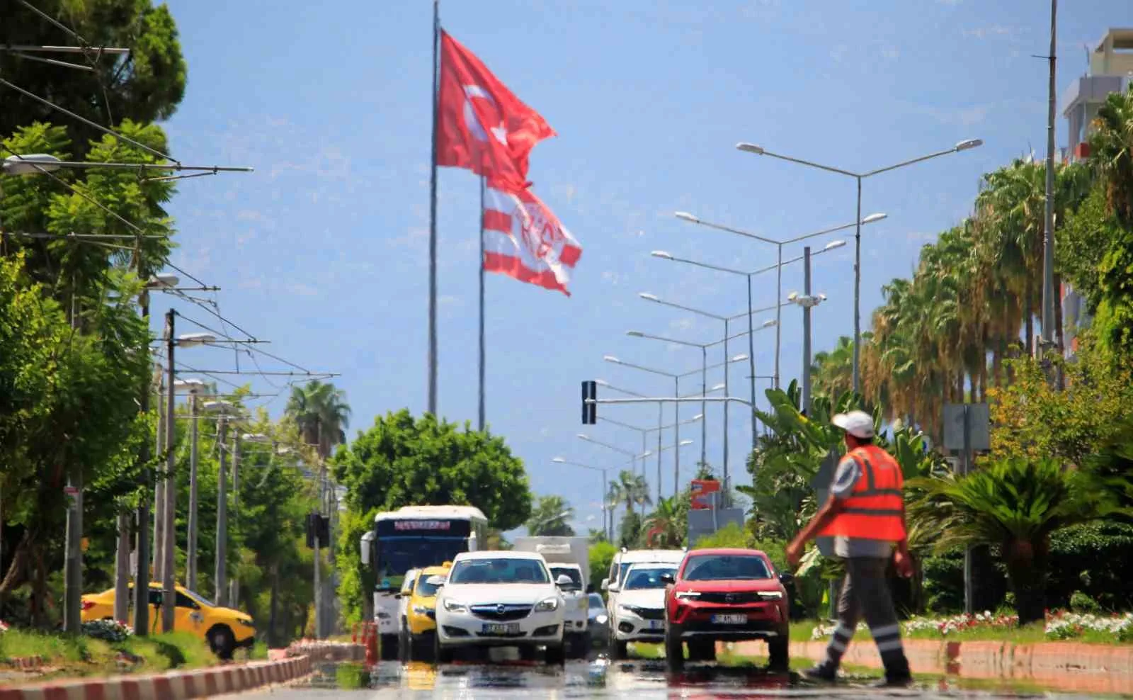 Antalya’da termometreler çıldırdı: Ağustos ayının en sıcak günlerinden biri yaşanıyor