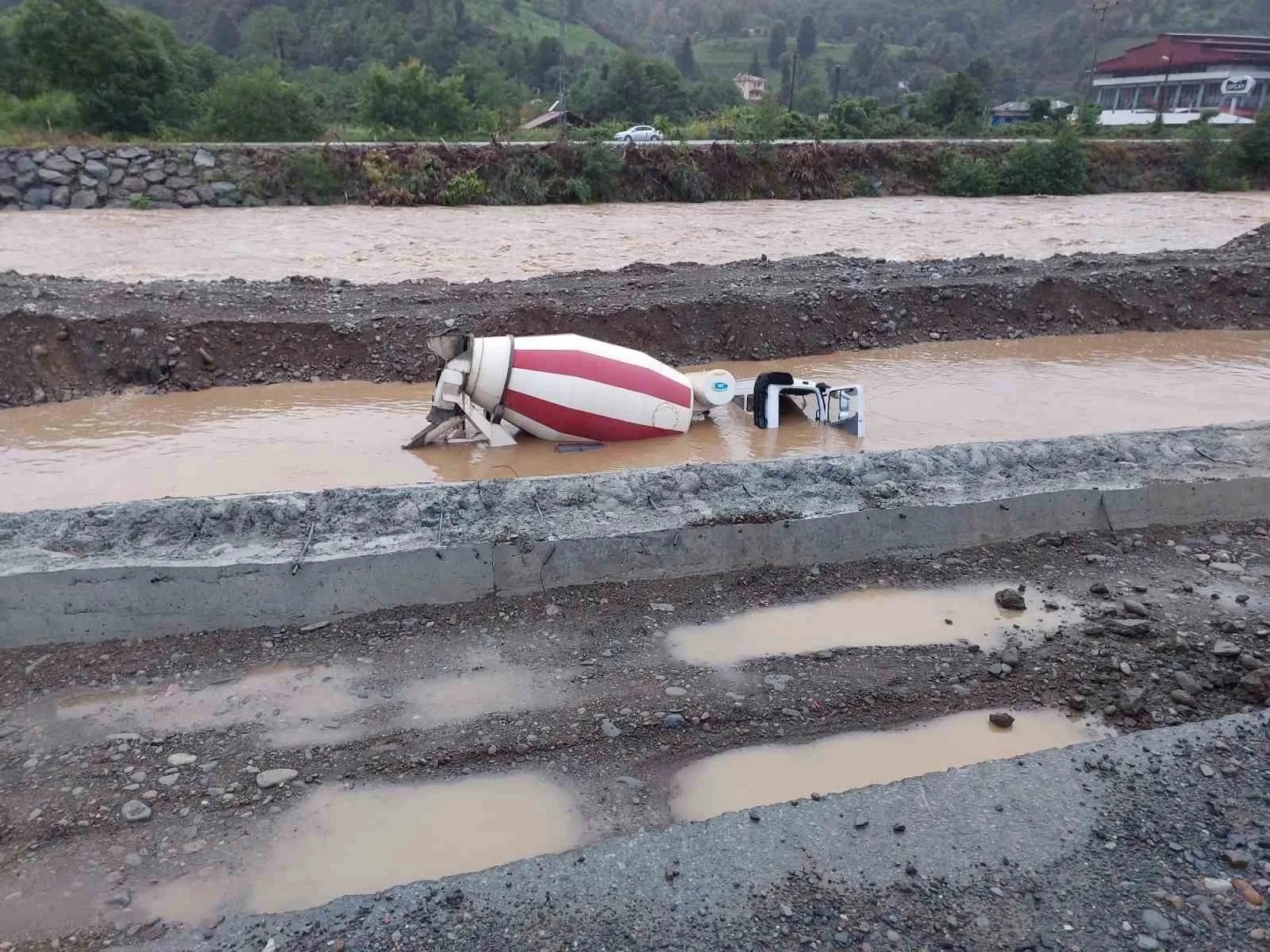 Arhavi’de taşan dere beton mikseri devirdi