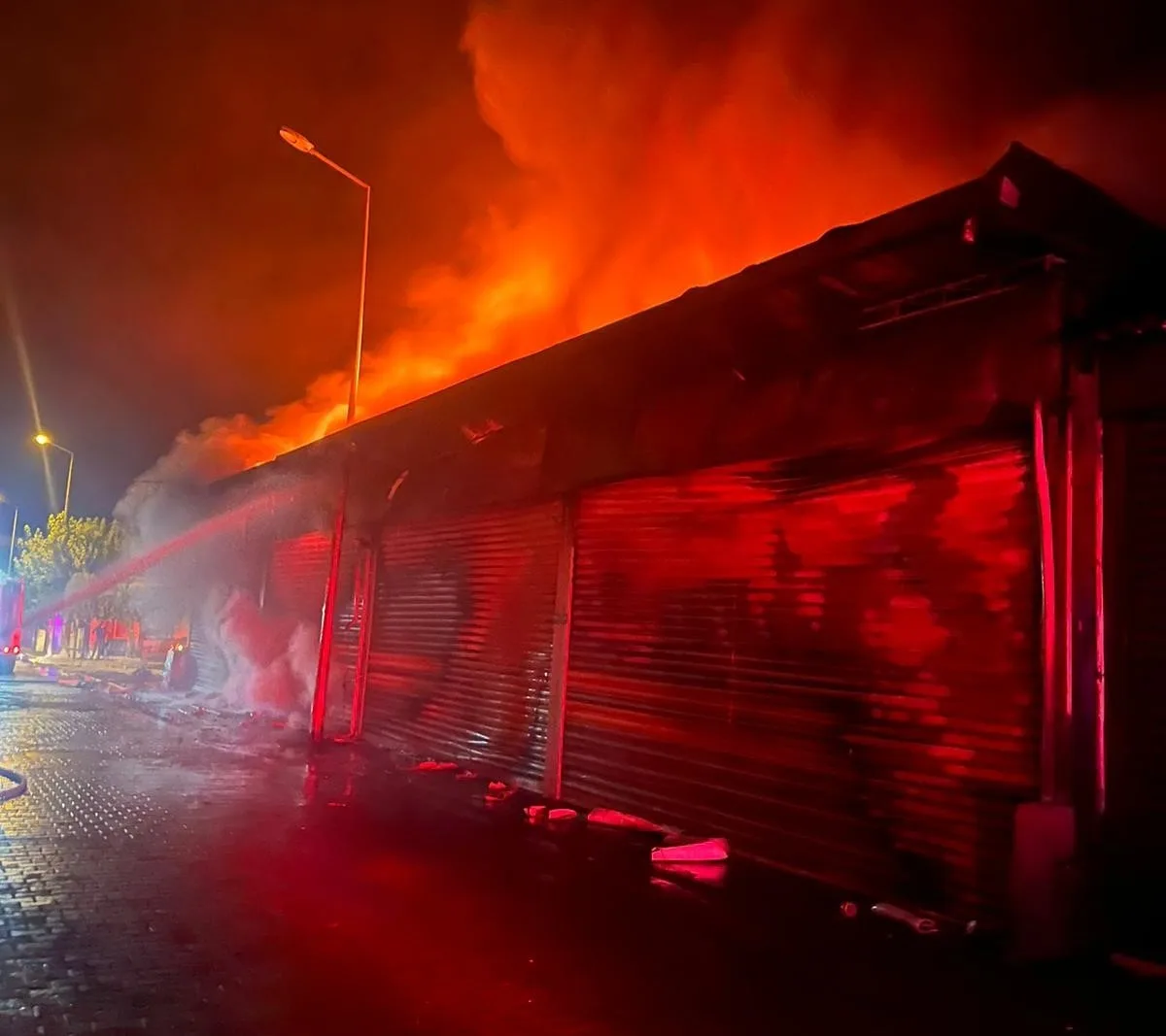 Aydın’da alevler geceyi aydınlattı: Oto yağcıda büyük maddi hasar meydana geldi