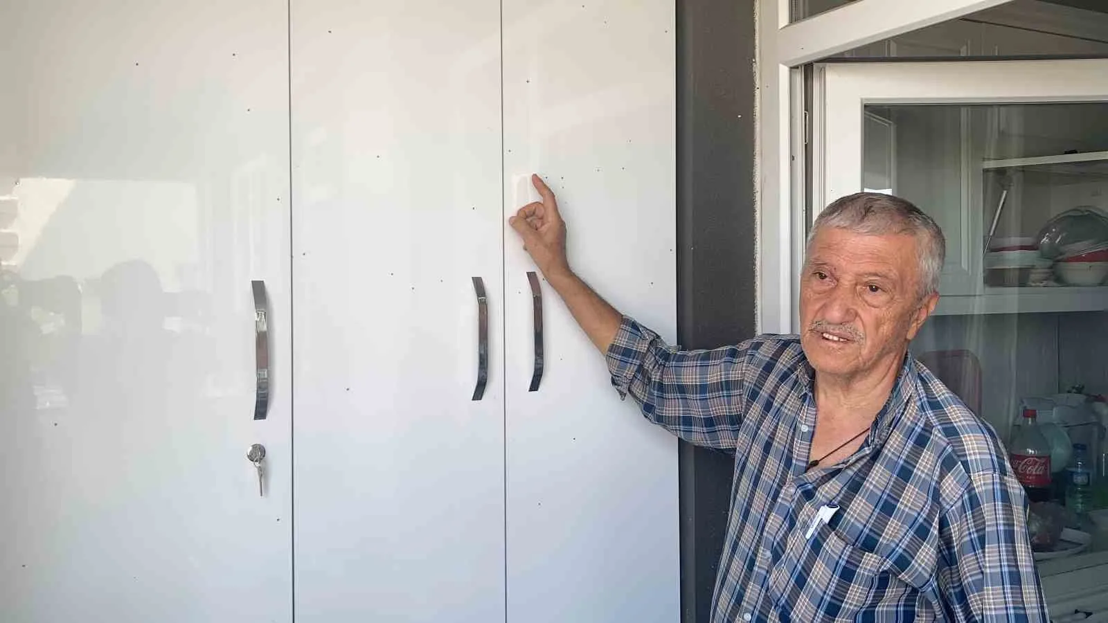 Balkonda otururken tüfekten çıkan saçmaların isabet ettiği yaşlı adam: “Saçma kaşımda kaldı”